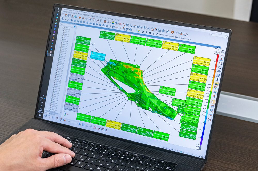 PolyWorks|Inspector can display deviations between the CAD model and the actual object through color maps, making it easy to show part quality visually.